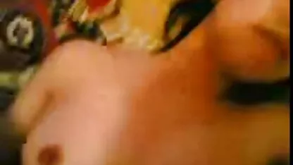 আকর্ষণীয় তরুণ লোমশ এশিয়ান স্ত্রী