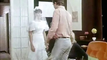 ফ্রেঞ্চ স্ট্র্যাপ অন আকর্ষণীয় মহিলা