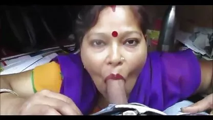 দেশি আন্টি দেয় আর কাম পান করে