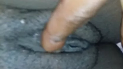 নিজেকে স্পর্শ করছেন দক্ষিণ আফ্রিকার মেয়ে