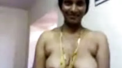 দক্ষিণ ভারতীয় তেলুগু আন্টি তার গ্রাহককে তার মাইগুলি দেখায়