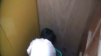 যুবতী মহিলা একটি সাঁতার কাটা ছাড়ছেন