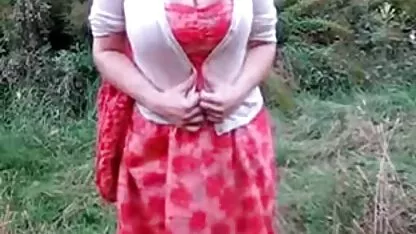 বড় মাই এবং কর্ন ক্ষেত্র মধ্যে গাধা