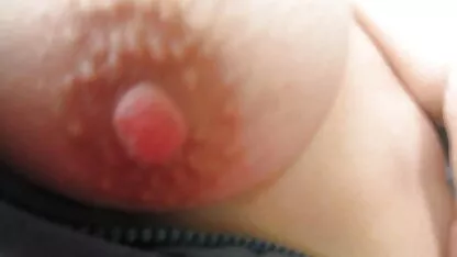 বাইরে তার মাই, স্তনের এবং ভগ ছোঁয়া