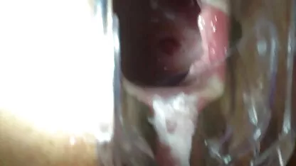 তার গুদ খালের নমুনার ভিতরে দেখুন
