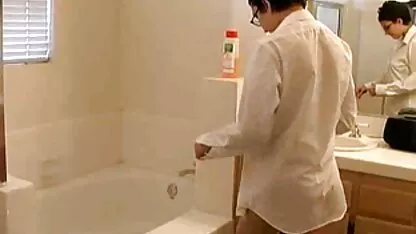 খুব লোমশ টাইট ইন্ডিয়ান মেয়ে বাথটাবে খেলে।