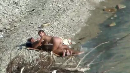 পাবলিক বিচ দম্পতি বিকিনি