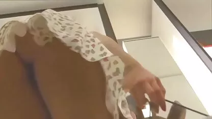 Upskirt জুতার দোকান সহকারী 3