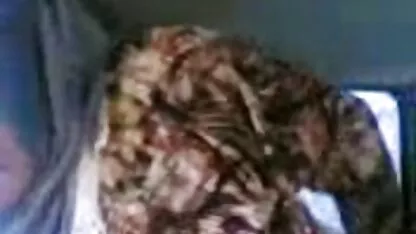 আরব হিজাব মহিলারা গাড়িতে কুকুরের স্টাইল চুদে।