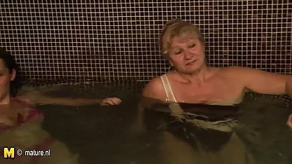 স্নান এবং sauna পরিপক্ক মহিলারা।