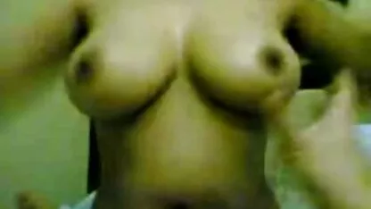 সুন্দর বিগ boob ইন্দোনেশিয়ান মেয়ে যাত্রায়।
