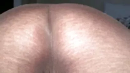 কালো লেগিংসে একটি আমন্ত্রিত বড় সেক্সি গাধা
