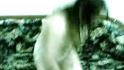 বাড়িতে পীনস্তনী স্ত্রী