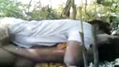 হট ইন্ডিয়ান গার্ল তার বিএফের সাথে জনসাধারণের সাথে উপভোগ করেছে।
