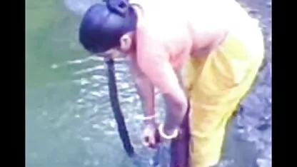 প্রকাশ্যে স্নান করে বাংলা দেশী গ্রামে ভাবি