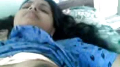 সুন্দর আন্টি তার বড় মাই দেখায়