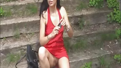 কিংবদন্তি প্রাকৃতিক শোভিত লাল পোশাক