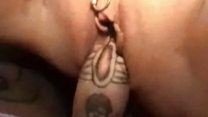 ছিদ্র গুদ এবং উলকি বাঁড়া কুক্কুট