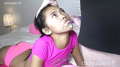 18 চেরি তার সুন্দর মুখে চটচটে মোরগ গ্রহণ করে
