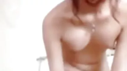 বুদ্ধিমান জাপানি মেয়ে সুন্দর মাই দেখায়
