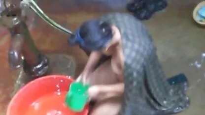 প্রতিবেশী গোপন স্নান 4
