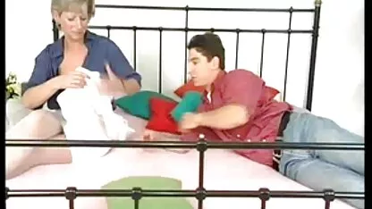 অল্প বয়সী মেয়েটি পুরানো কৌশলগুলি শেখে