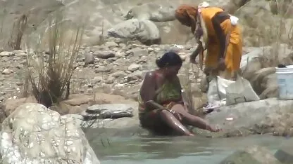 লুকানো ক্যামের সাথে নদীতে লেডি আউটডোর স্নান