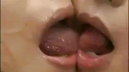 এশিয়ান লেসবিয়ান চুম্বন