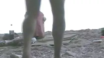 সৈকতে অপেশাদার দম্পতি