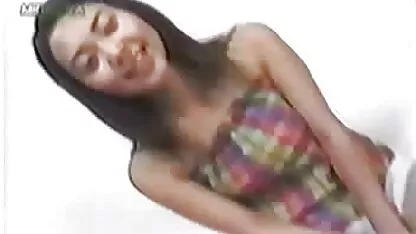 এশিয়ান cutie স্তন্যপান এবং fucks 1