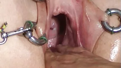 নিষ্ঠুরভাবে আঙুল বন্ধ করুন