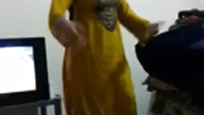 পাকিস্তানি বেশ্যা ঘ