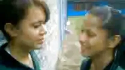2 ছোট ডোমিকান দুশ্চরিত্রা