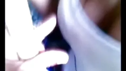 স্তন ঠেলাঠেলি করে বাসে খেলছি