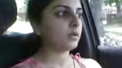 গাড়িতে পাকিস্তানি মেয়ে