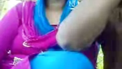 পার্কে দেশি আন্টি