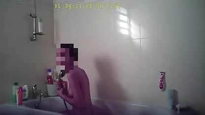 জুন 974 ডুচে স্নানের দৃশ্য