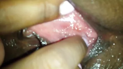 গরম ভারতীয় খোকামনি ভিজা গোলাপী ভগ সঙ্গে খেলা