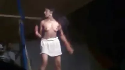 ভারতীয় মেয়েদের স্ট্রিপ ডান্স শো জনসমক্ষে