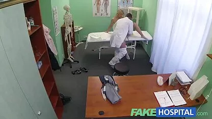 সফল বিবেচনার মতো গরম স্বর্ণকেশী