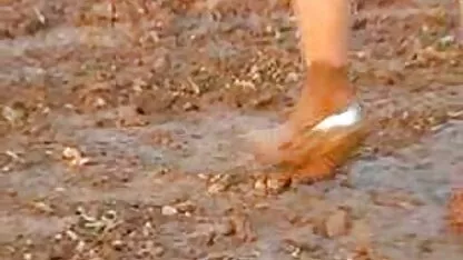 কাদায় মেয়েদের কুস্তি