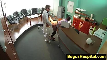 হাসপাতালের পরিদর্শক ডেস্কের চিকিৎসক ডা
