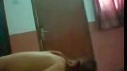 গ্রাহকের সাথে ইন্দোনেশিয়ান কল গার্ল