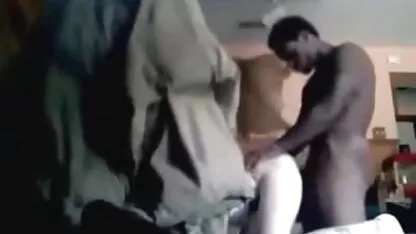 গ্রুপের কালো ছেলেরা সাদা মেয়েকে চোদাচ্ছে।