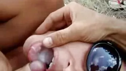 সৈকতে ডিক চুষছে ওয়েবম্যান-গার্ল