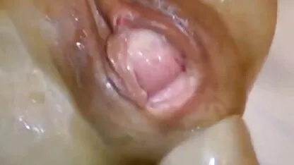 এশিয়ান স্তনের বোঁটা বাজায়