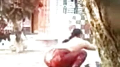 নিবিড় আন্টি, গোসল করছে