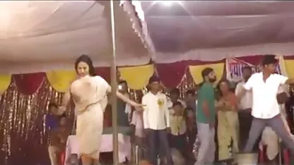 নগ্ন ভিজে নাচ