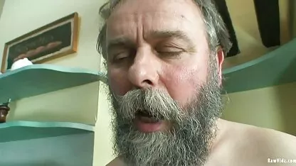 বৃদ্ধ লোক দ্বারা শৃঙ্গাকার কিশোর