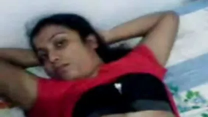 বিছানায় হট ইন্ডিয়ান তরুণ দম্পতি ফোরপ্লে